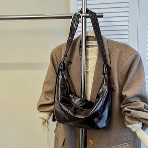 Dunkelbraune Hobo-Tasche aus glänzendem Ölleder mit großem Fassungsvermögen und Schnalle