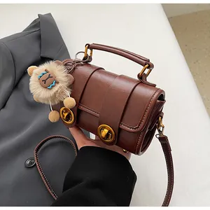 Detail der braunen Vintage-Boston-Tasche mit Goldverschlüssen und Alpaka-Anhänger