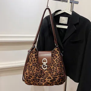 Vintage Umhängetasche mit Leopardenmuster, brauner Lederklappe und modischer Hufeisenschnalle