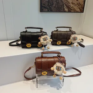 Retro Boston Handtaschen aus Leder in Schwarz, Dunkelbraun und Rotbraun mit Plüschanhängern