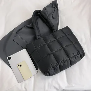 Schwarze gesteppte Daunen-Tote-Bag aus Nylon mit großem Stauraum und modernem Design