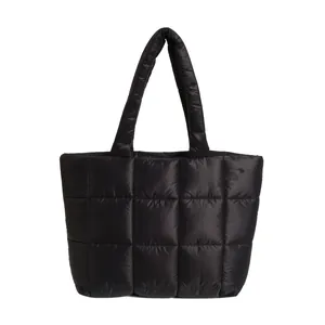 Minimalistische schwarze gesteppte Tragetasche mit wattiertem Daunen-Baumwoll-Design