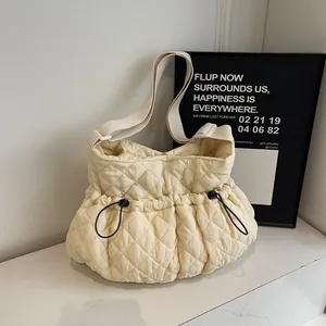 Schicke beige gesteppte Puffer-Tasche mit Bandgurt und großem Fassungsvermögen für Alltag