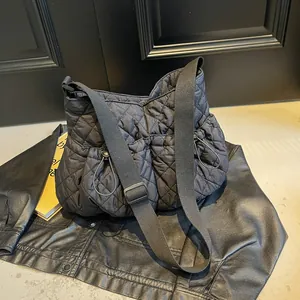 Schwarze gesteppte Hobo-Tasche aus Nylon mit Plissee-Design und breitem Trageriemen