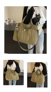 Dettaglio della borsa tote trapuntata in nylon verde oliva con manici imbottiti