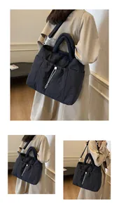 Dettaglio della borsa tote trapuntata in nylon nero con tasca a coulisse e tracolla