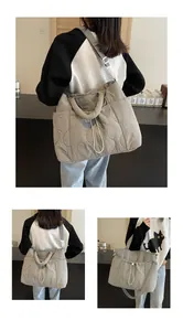 Dettaglio della borsa tote in nylon trapuntato grigio con cucitura a onde e coulisse