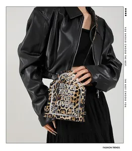 Borsa a tracolla gotica a forma di tomba con stampa leopardata e ragnatela argento
