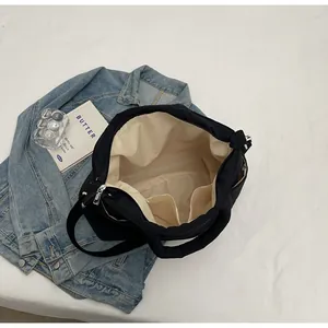 Vista interna della borsa tote nera in nylon con fodera spaziosa e due tasche interne