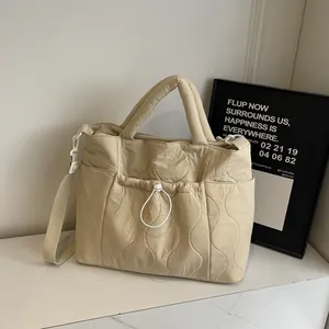 Borsa tote in nylon trapuntato beige con cuciture a onde e tracolla regolabile