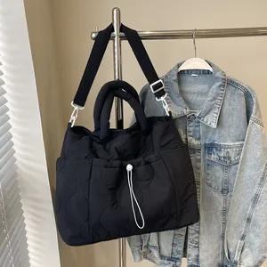 Borsa tote in nylon trapuntato nero con grande capacità e tracolla regolabile