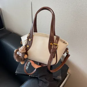 Französischer Stil Weiche PU Leder Eimertasche Für Damen Vintage Goldnieten Kleine Tote Schulter Umhängetasche Mit Plüschanhänger
