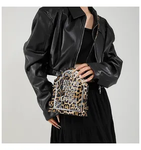 Borsa gotica a forma di lapide con stampa leopardata e testo Never Trust The Living