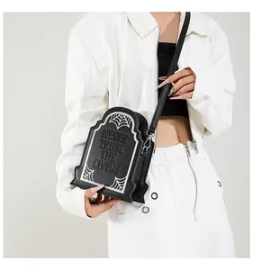 Dettaglio borsa gotica a forma di tomba con scritta Never Trust the Living in rilievo