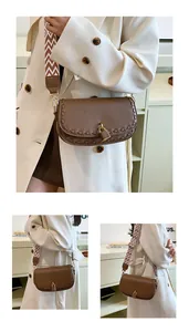 Détail du sac bandoulière en cuir grainé marron avec large bandoulière tissée géométrique