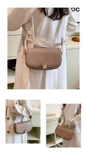 Vue détaillée du sac besace taupe avec bords tressés et large bandoulière ethnique