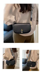 Détail du sac besace noir en cuir grainé avec bords tressés et large sangle motif