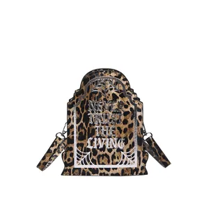 Borsa a tracolla a forma di lapide leopardata con scritte Never Trust The Living