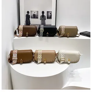 Détails d'une collection de sacs selle en cuir en six coloris avec larges bandoulières