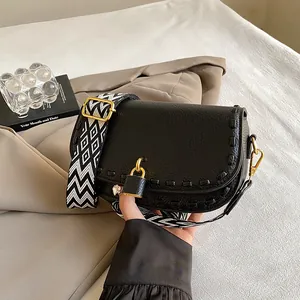 Sac bandoulière demi-lune en cuir noir avec large bandoulière tissée tendance