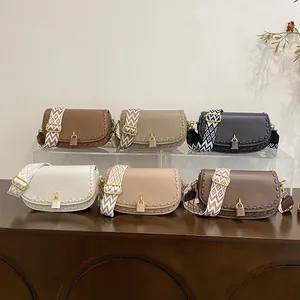 Sacs bandoulière en cuir avec larges sangles tissées bohèmes en six coloris tendance