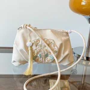Elegante Tasche mit chinesischer Bestickung, Pfingstrosenmuster und Seidenquasten-Anhänger