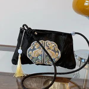 Elegante Umhängetasche aus schwarzem Samt mit traditioneller Stickerei und Seidenquaste