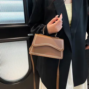 Sac à main bandoulière en cuir marron avec surpiqûres blanches pour un look élégant