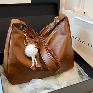 Sac Hobo en Cuir PU Grande Capacité pour Femmes Fourre-tout Minimaliste Urbain Couleur Unie Avec Pendentif Monstre en Peluche Blanc