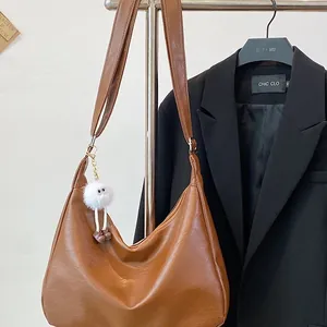 Grand sac hobo marron en similicuir avec charm monstre en peluche et bandoulière large