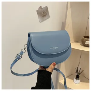 Détail du sac selle bleu avec bandoulière réglable et logo Fashion Trend Est 1996