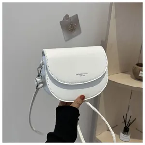 Gros plan détaillé d'un sac selle blanc avec logo FASHION TREND et coutures précises