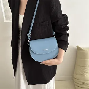 Sac à main bleu clair minimaliste avec bandoulière réglable et logo tendance