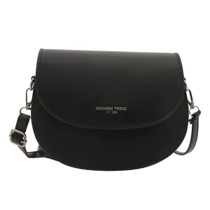 Vue de face du sac de selle minimaliste en cuir noir mat avec finitions argentées