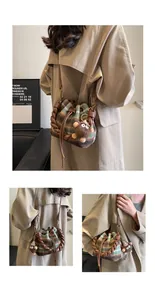 Détail du sac seau à carreaux avec poignée en cuir tressé et charm en peluche