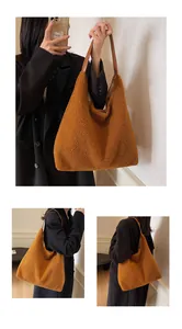 Detail der braunen Lammfell-Tasche mit Lederriemen und weicher Fleece-Textur für Herbst