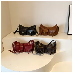 Dettaglio di borse a tracolla retrò in ecopelle oliata con doppie tasche e fibbie in metallo