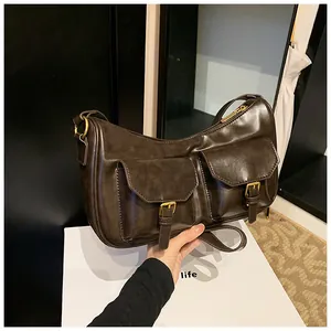Dettaglio in pelle PU marrone scuro con tasche vintage e fibbie in rame retrò