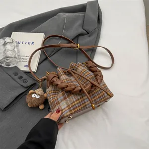 Sac seau rétro en laine à carreaux avec garniture en cuir et charm monstre poilu