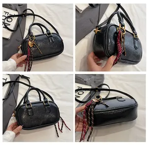 Détails du sac bandoulière noir en cuir froissé avec cadenas cœur et sangle