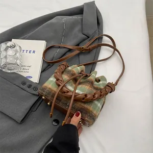 Sac seau en laine vintage avec motif à carreaux verts et marron et anse en cuir