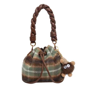 Sac seau en laine à carreaux avec anse tressée marron et breloque en peluche mignonne
