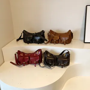 Borsa sottobraccio retrò con tasche multiple in quattro colori su supporto bianco