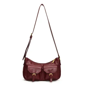 Elegante borsa sottobraccio bordeaux in ecopelle con tasche retrò e fibbie in metallo dorato