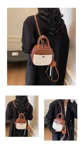 Vue détaillée du mini sac bicolore avec poignée ronde et pendentif ourson mignon