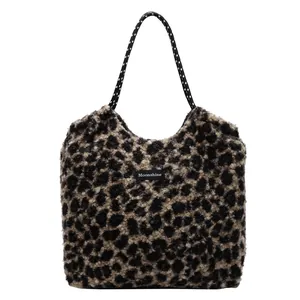 Sac fourre-tout chic en peluche léopard avec logo Moonshine et bandoulière tissée