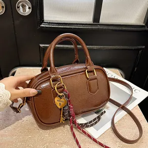 Sac Boston Vintage en Cuir PU pour Femmes Niche Texture Plissée Sac à Main Avec Charme de Cœur Sac Bandoulière Streetwear