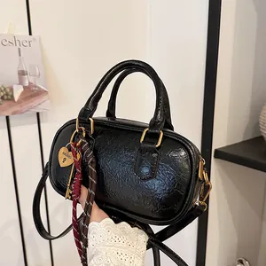 Sac Boston noir brillant plissé avec cadenas en cœur doré et double poignées chic