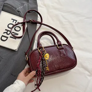 Sac à main bordeaux élégant en similicuir plissé brillant avec détails dorés