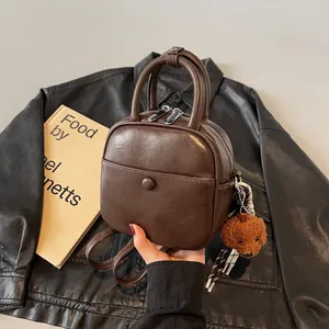Sac à dos vintage en cuir PU marron pour femmes avec pendentif ours et corde tressée